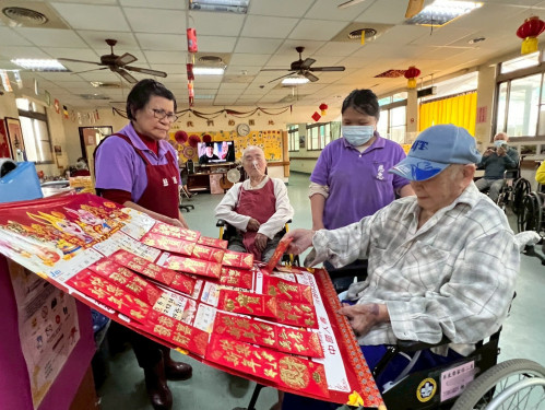 屏東榮家長輩招財進寶 住民比大小抽抽樂趣多