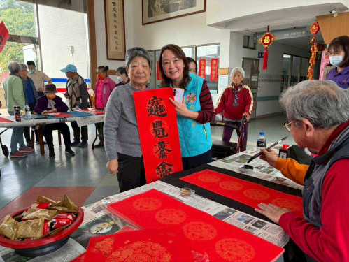 大師揮毫贈春聯 白河榮家迎新年賀歲