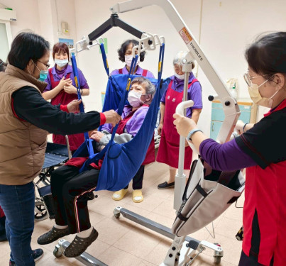 打造安全友善照護環境 白河榮家導入新型移位輔助