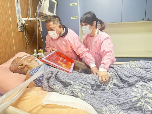 花蓮榮家團隊兵分多路傳遞愛！陪伴住院長輩溫馨好過年