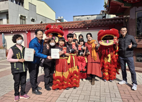 臺南文聖社區春聯揮毫 醒獅表演年節氣氛濃 