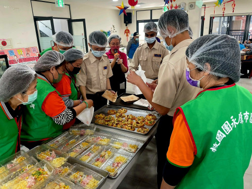 臺南榮家小年夜烤披薩 幸福團圓暖滿家　