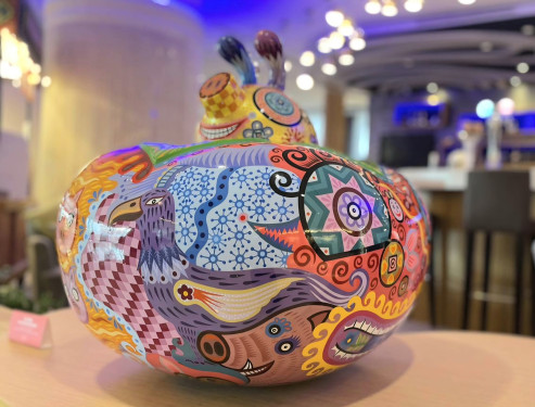 《福氣滿堂》春季展洪易繽紛創作！台糖長榮 匯聚年節喜氣與祝福