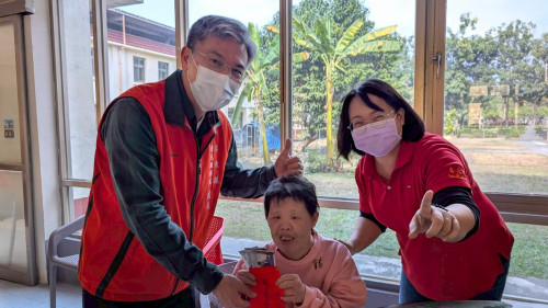 屏東榮服處偏鄉春節送暖 關懷養護機構內住榮民眷