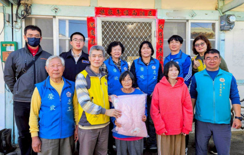 嘉義榮服處志工到宅服務 關懷獨居榮民送暖迎春