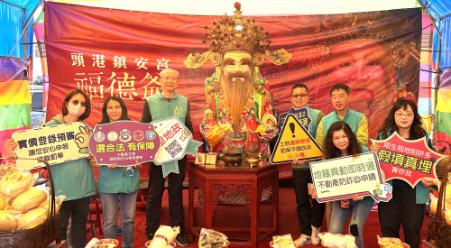 學甲蜀葵花海綻放 佳里地政走入花海宣導土地合法使用