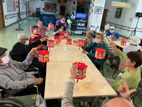 屏東榮家攜手吳氏幼園巧手製燈籠 金馬元宵傳福氣