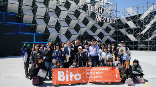 劉耕名帶崑大師生直擊大阪世博得獎作《A Tree Meets the Moon》