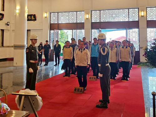 東部地區春祭 輔導會傅正誠率團向英靈悼念致意