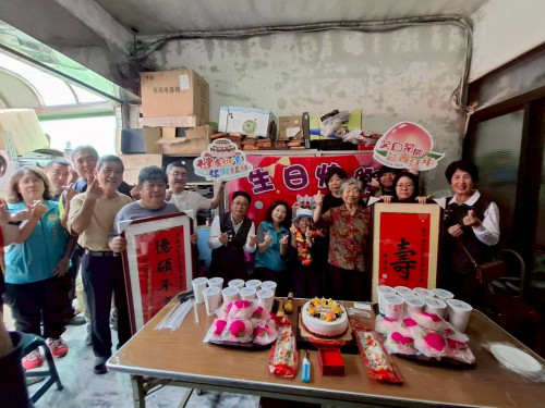 百歲榮民卓伯伯紀壽 展二頭肌好體魄 嘉義榮服處歡喜慶生