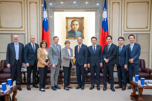 立法院韓國瑜院長偕江啟臣副院長共同接見美國聯邦參院外委會民主黨首席議員夏欣及共和黨參議員匡希恆所率跨黨派訪問團