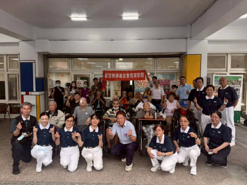 花蓮榮家佛誕瑞氣滿家堂 慈濟浴佛車助長輩澄淨心靈