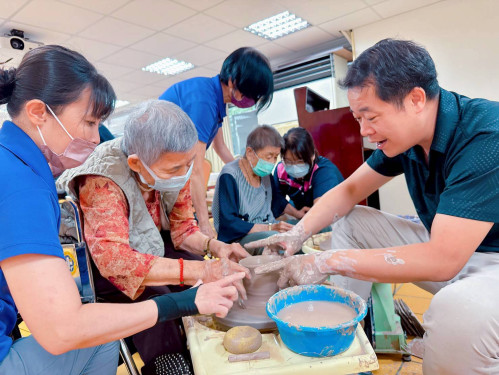 佳里榮家失智專區藝術創作！劍獅陶作喚醒長輩記憶笑容 