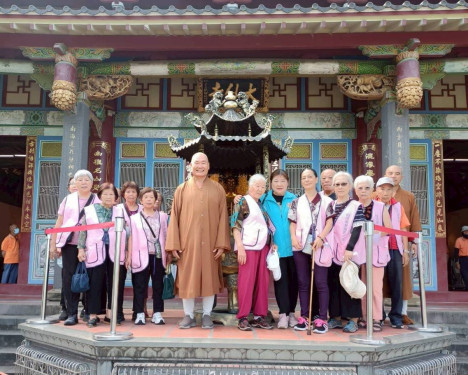 白河榮家住民長輩至大仙寺體驗浴佛同慶佛誕