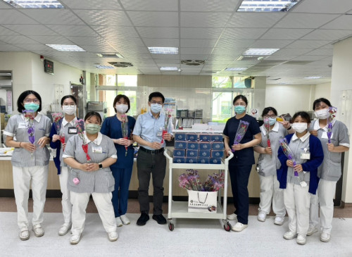母親節暨護理師節前 胸腔病院康乃馨傳遞祝福與醫療溫度