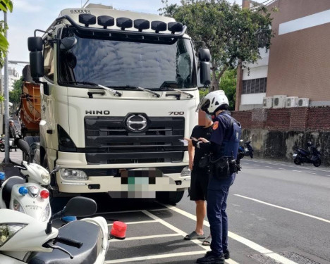 南警防制大型車事故  強化路權違規取締×地磅勤務執法