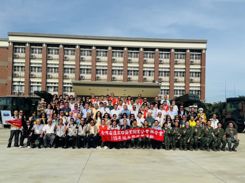 軍人之友社陪同臺灣省進出口公會聯合會端節前臺南駐軍慰勞