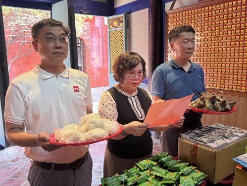 拜文昌點硃砂！華醫包中祈福祝應屆畢生國考金榜題名