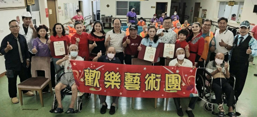 歡樂藝術團經典老歌×神奇魔術 溫暖屏東榮家長輩