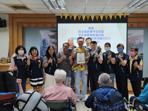 張志範將軍跨海薩克斯風義演 以樂傳愛溫暖澎湖長者