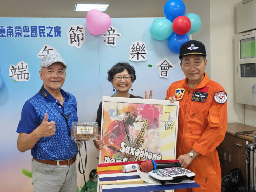 飛官歌手與臺南榮家長輩歡度端節！老兵清唱惹淚光