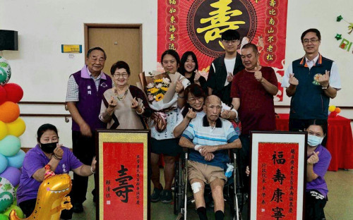 百歲榮民趙爺爺紀壽 屏東榮家歡欣慶生
