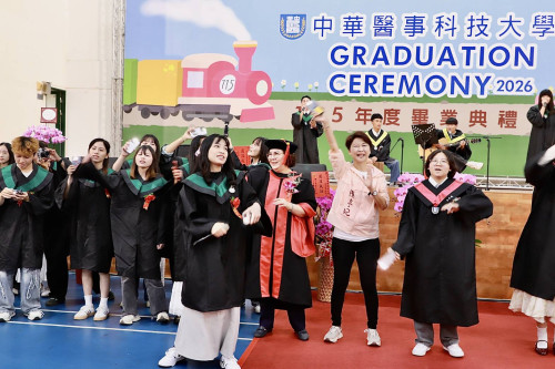 中華醫大畢典溫馨登場！李碧娥勉人本溫度、同理心贏得AI時代競爭力
