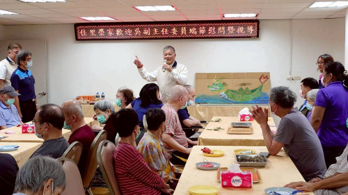 輔導會吳志揚端節慰問佳里榮家  實地視察浴廁整修工程