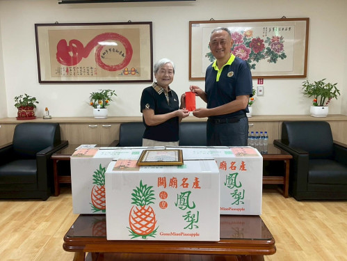 臺南榮家端節迎暖流 大台南天然氣董座洪過親贈慰問金  