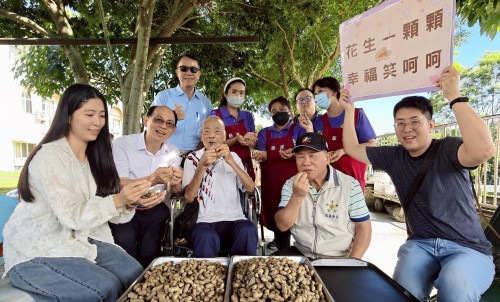 老幼共融採花生 花蓮榮家分享田園豐收喜悅    