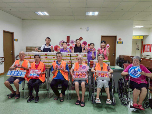 屏東榮家感謝嚴德發主委致贈當季芒果 暖心關懷住民長輩
