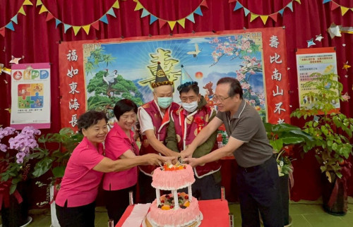 佳里榮家感謝雙福基金會送暖 老幼同樂歡喜慶生共譜溫馨樂章