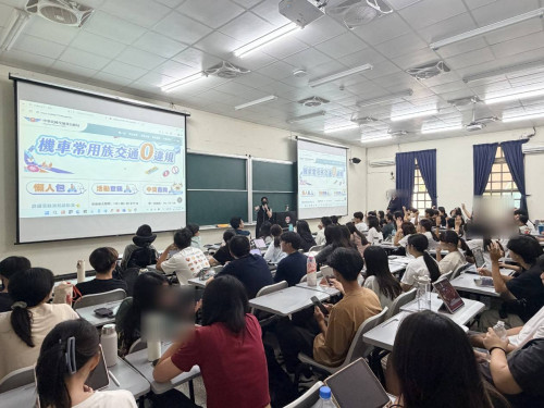 南警前進前進成大宣導交安  陪伴學生安全上路