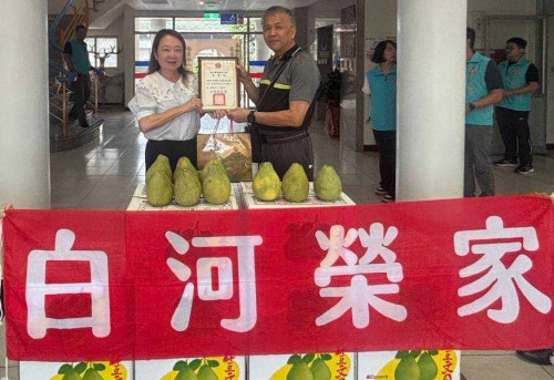 麻豆柚農李雅雄慷慨贈文旦 溫暖榮家住民心田