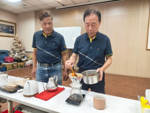 芬園好咖飄香！樂齡長輩變身咖啡師