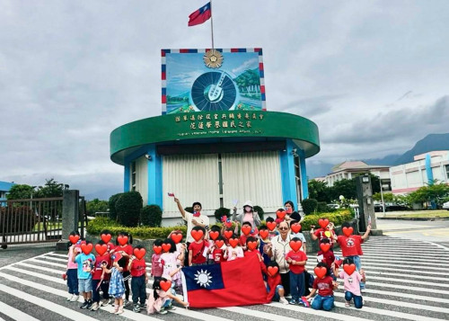 升旗典禮迎國慶好熱鬧 幼兒遊行獻最萌祝福