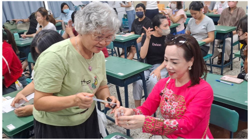 剪出自信與芬芳！臺南移民署助助新住民亮麗啟航