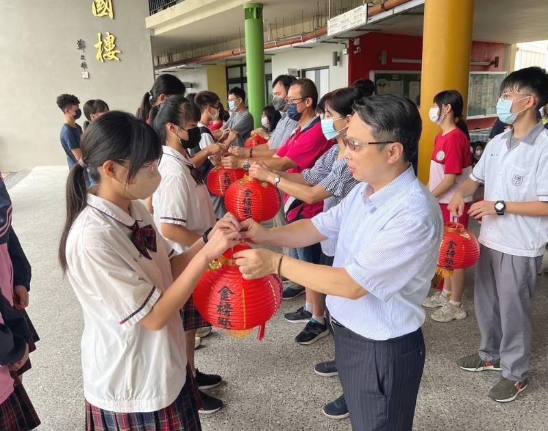 大紅燈籠高高掛　建國國中賀學子金榜題名