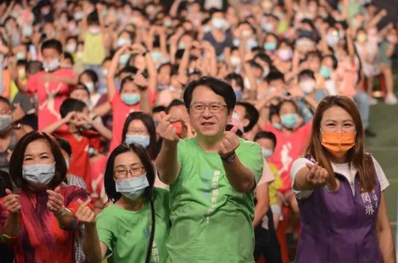 邱志偉連5年主辦紙風車劇團「巫頂環遊世界」7/23梓官國小演出！