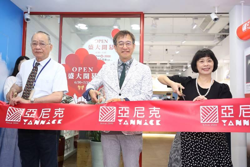 亞尼克全台坪效紀錄寶慶店移址「西門店」全新開幕服務再升級！創業界之先  台北首間「24小時YTM智能甜點咖啡店」