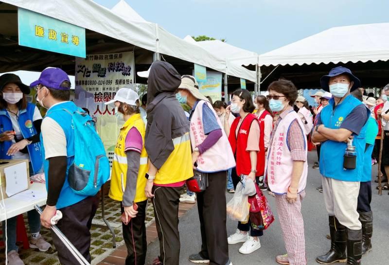 環保淨灘護生態x廉政宣導反賄選　響應國家海洋日竹縣環保局夏季淨灘永續環境