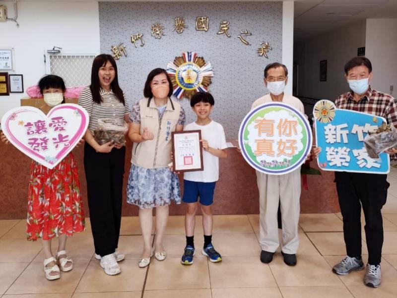 端午獻粽敬老祝福安康　母子二人致贈200顆粽子關懷新竹榮家長輩