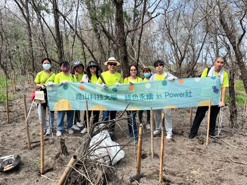 崑大商院USR參與淨灘 建構淨零碳排永續家園