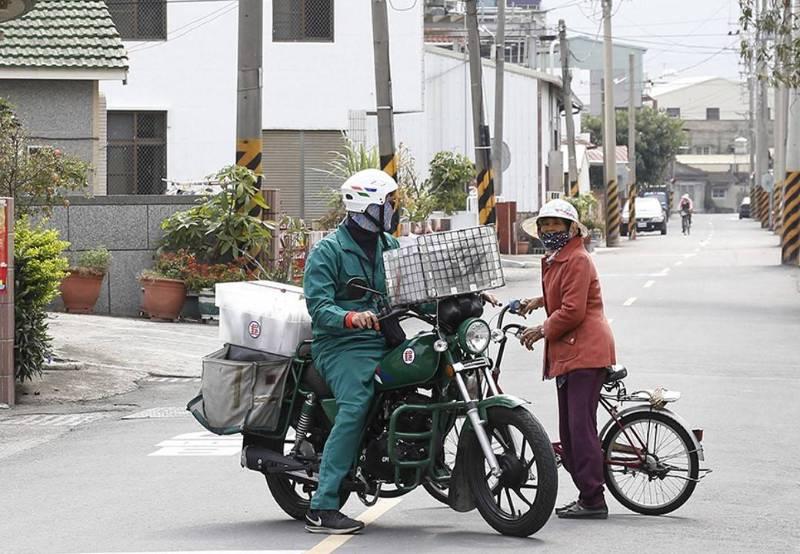 郵務士溫馨牽車情 鄰居按「讚」