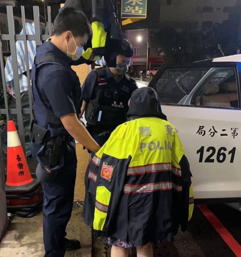 原來背後有洋蔥 阿嬤雨天竟穿著暖警風衣