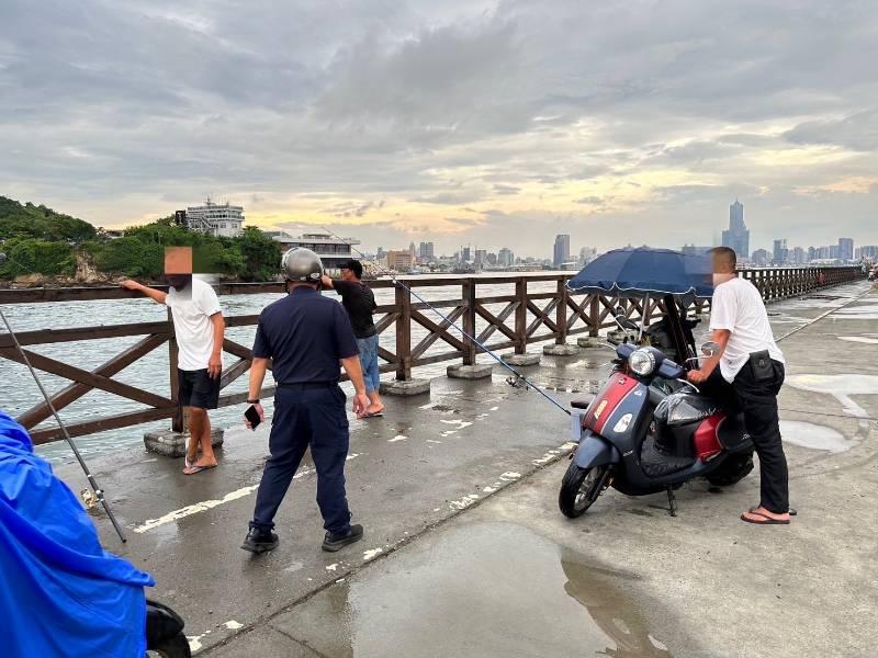 強颱「蘇拉」逼近，南部沿海發布長浪警報，高雄港警總隊全力戒備！