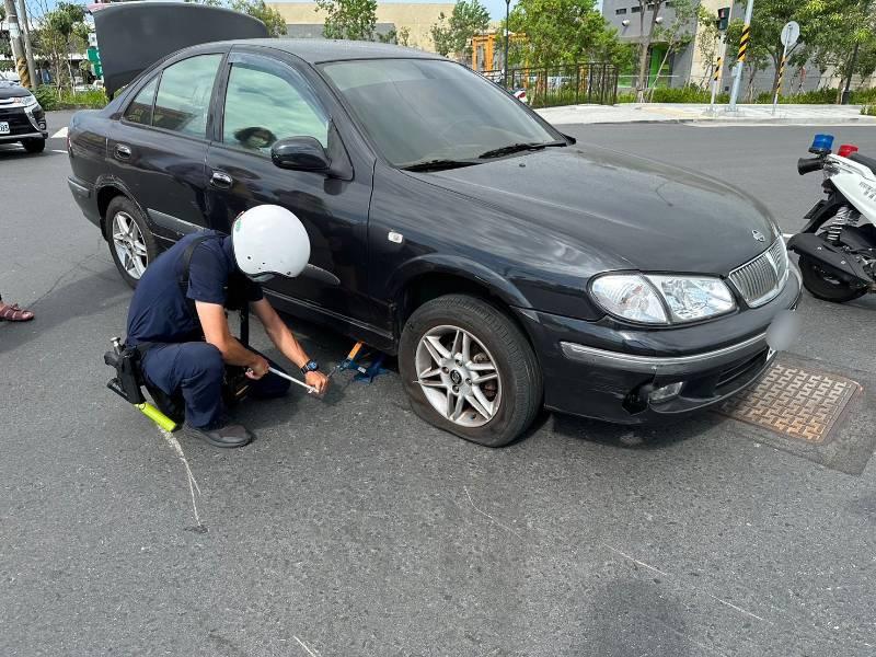 車禍致爆胎 南警變身黑手助換胎解圍