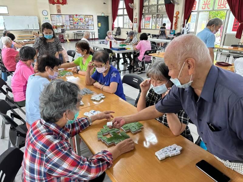 崑大樂活學程開發創意麻將推推樂 銀髮族邊玩邊動腦