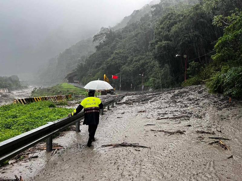 香港民眾受困隧道 仁愛警冒險徒步涉水緊急救援