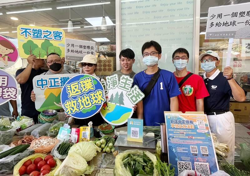 新北市首推新店中正路攤商不塑之客減塑活動 民眾自備購物袋消費即享有優惠